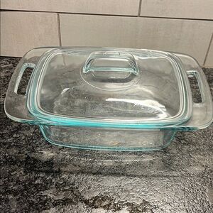 12x8 Clear Glass Easy Grab Pyrex Baking Dish with Lid. 2qt. Like new.